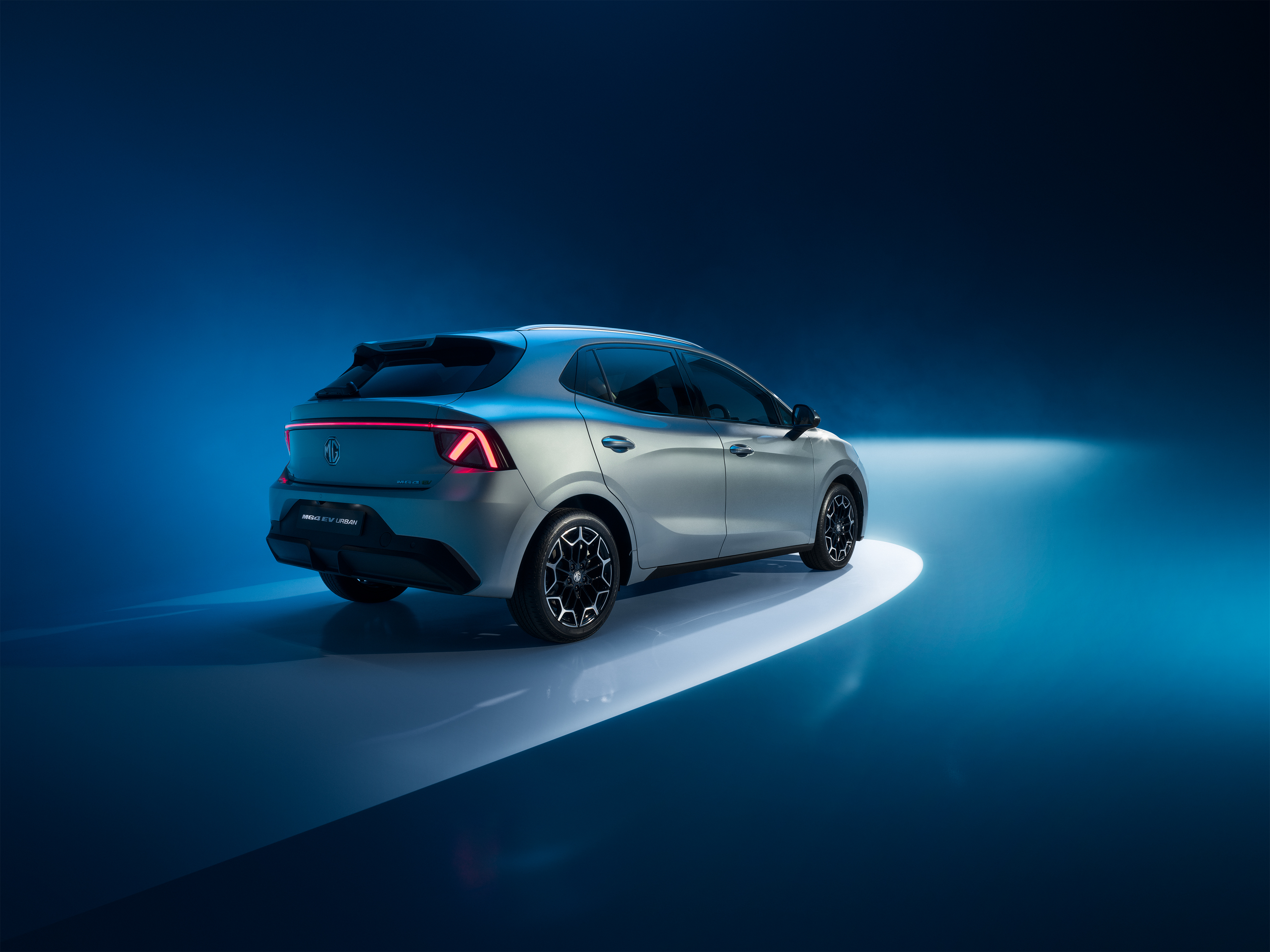 MG4 EV Urban v štúdiovom modrom svetle — výhra do súťaže AutoPalace Panónska